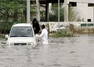 سيول قوية في جدة اليوم تجرف السيارات وجهود مكثفة من الدفاع المدني السعودي لنجدة الأهالي